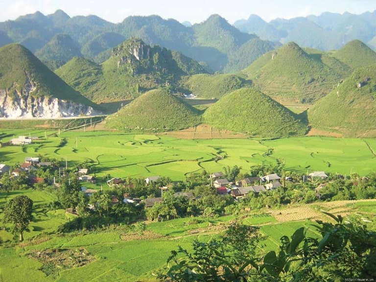 Bạn sẽ đi qua nhiều địa điểm khác nhau trên cung đường đến với dốc Thẩm Mã