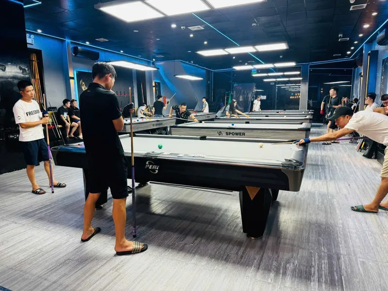Không gian rực rỡ và dãy bàn chuyên nghiệp tại Infinity Billiards Hải Phòng