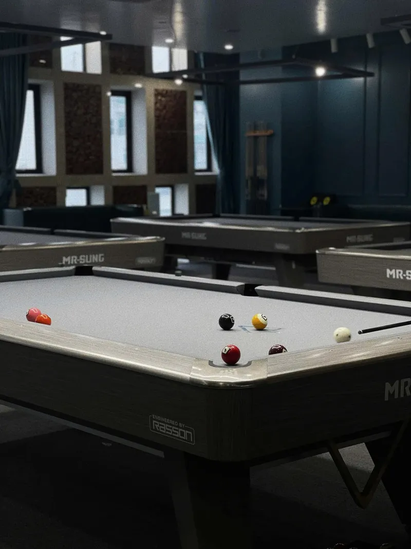 Hệ thông bàn hiện đại trong không gian tinh tế tại New H2 Billiards CLUB