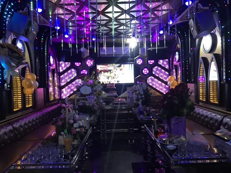 Hệ thống ánh sáng mơ mộng huyền ảo tại PRAHA Karaoke- top 9 quán karaoke Hải Phòng