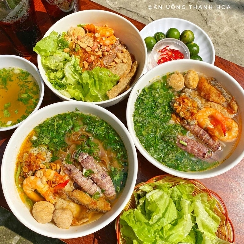 Quán bánh đa cua Bà Cụ